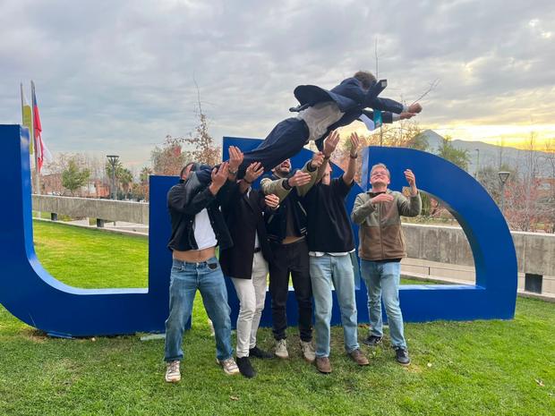 Estudiantes celebrando en el campus