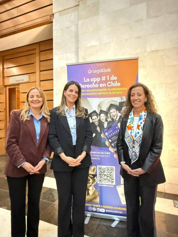 Equipo de Legal Quiz junto al pendón de la marca