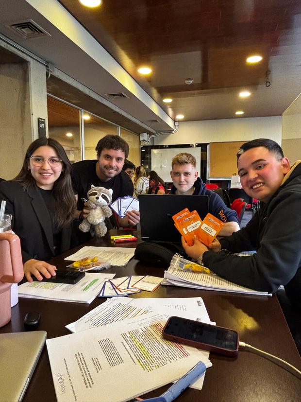 Estudiantes estudiando juntos con material de Legal Quiz