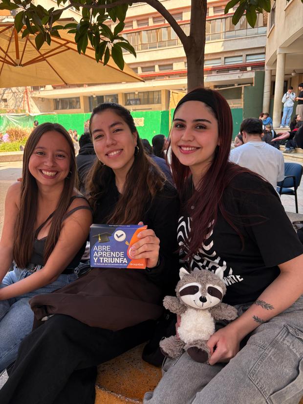 Estudiantes con el peluche de Derechito y material de Legal Quiz