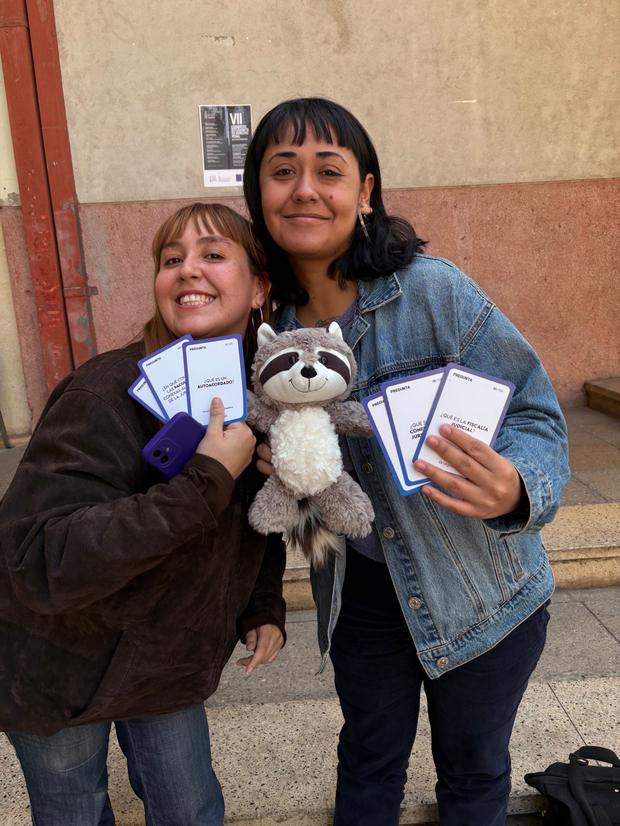 Dos estudiantes con peluches de Derechito y flyers