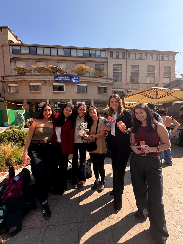 Grupo de estudiantes de Derecho afuera de su facultad